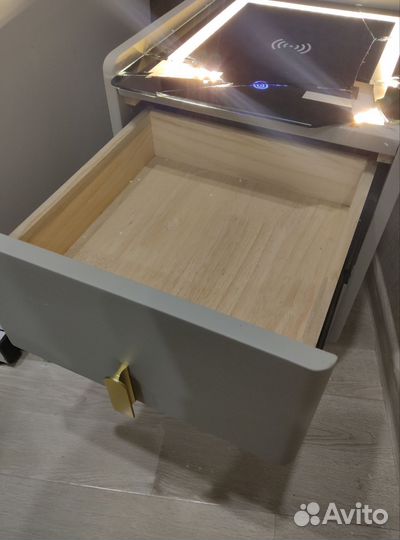 Тумбочка с подсветкой и беспроводной зарядкой