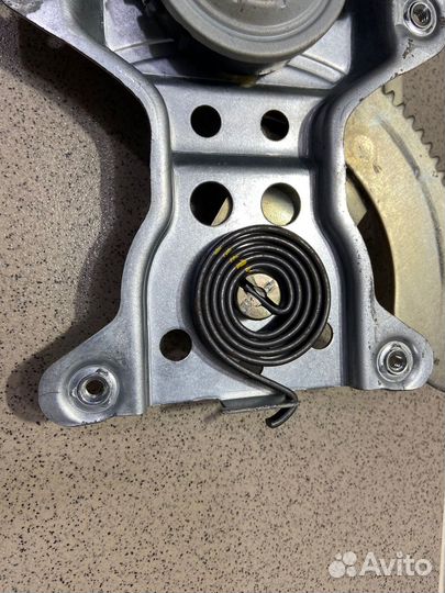 Стеклоподъемник задний правый Nissan Cube 1999 г