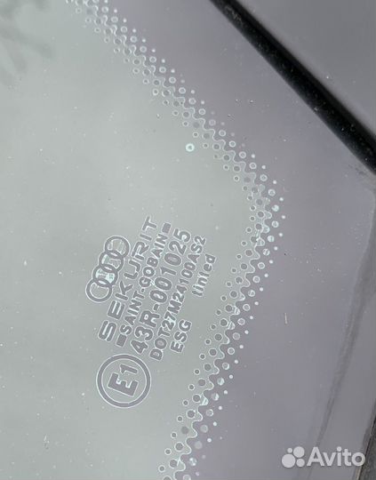 Задние стёкла (треугольники) Audi A8 D2