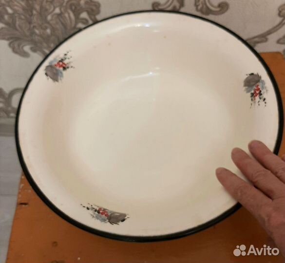 Прекрасный эмалированный тазичек