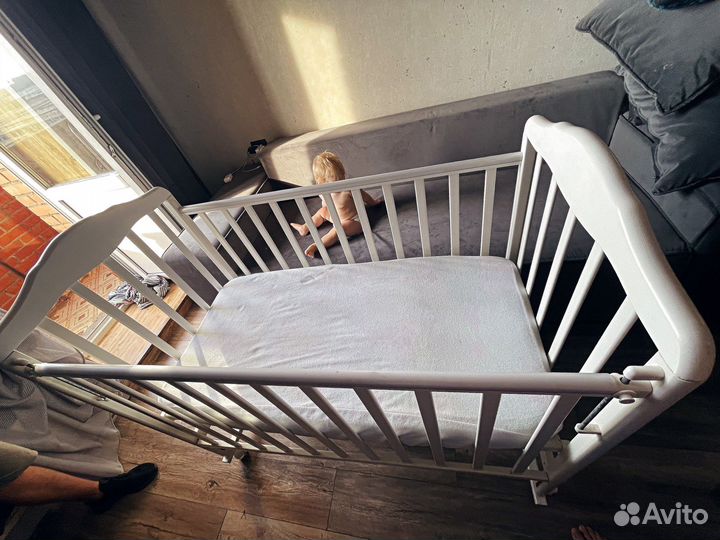 Детская кровать на колесах