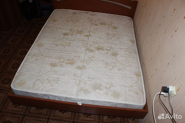 Кровать двухспальная с матрасом