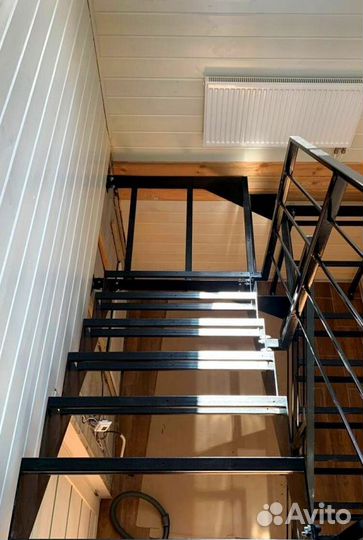 Лестница на металлокаркасе закрытого типа