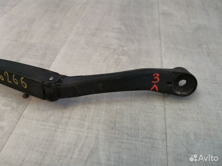 Поводок стеклоочистителя передний левый Mitsubishi