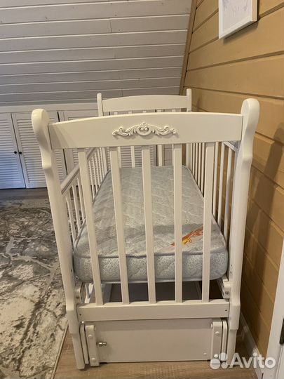 Детская кроватка с маятником