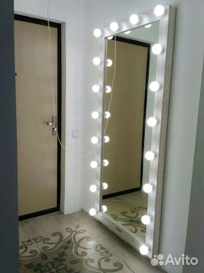 Гримерное зеркало с лампочками