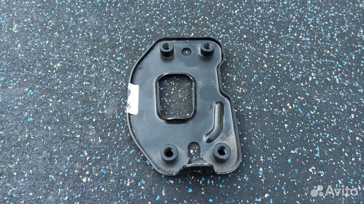 Кранштейн правый усилителя VW golf 6