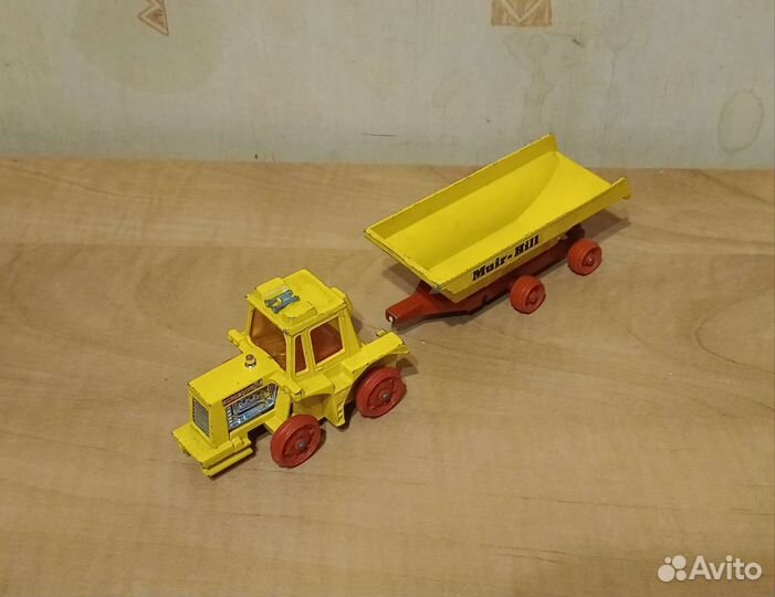 Модели тракторов и прицепов Matchbox