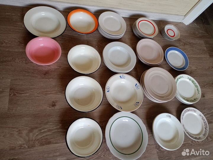 Эмалированная посуда, тарелки, ложки, вилки