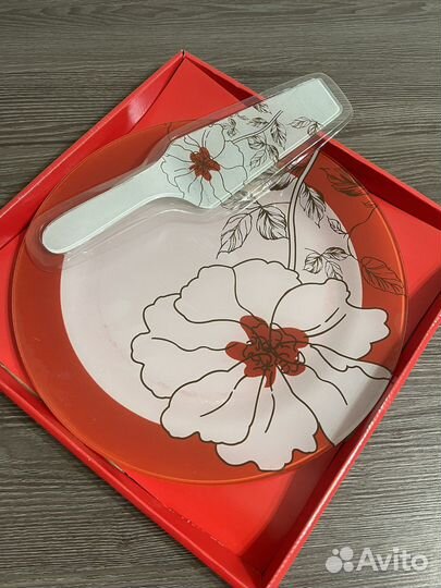 Тарелка с лопаткой для выпечки торта