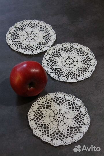 Маленькая вязаная салфетка