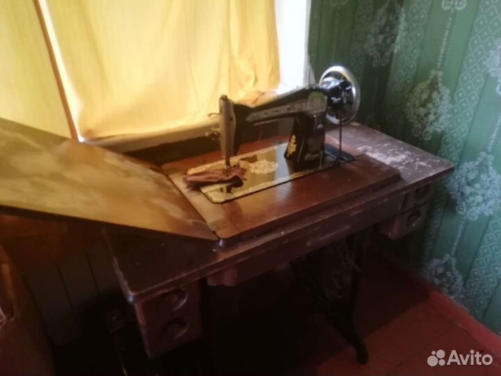 Старинная швейная машинка