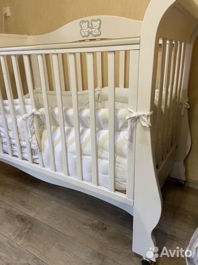 Детская кровать с бортиком матрасом и комодом