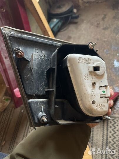 Фонарь правый в крышку багажника mazda 626