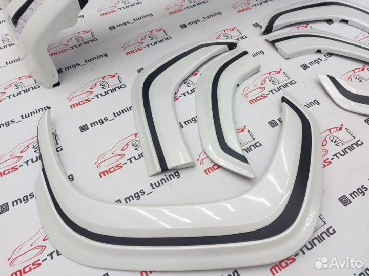 Обвес Modellista на Toyota Land Cruiser 300 White