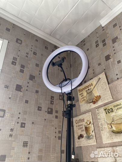 Кольцевая лампа со штативом цветная неработающая