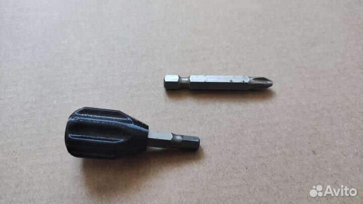 Маленька ручка для бит. Маленькая отвёртка