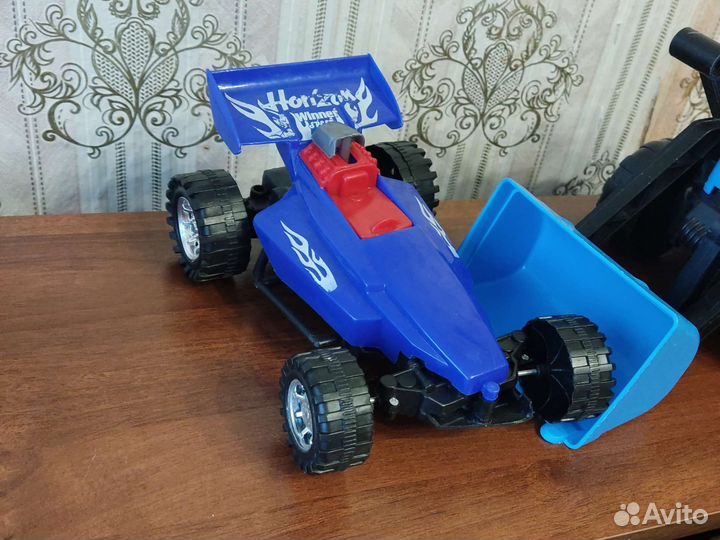 Пакет игрушек: трактор, гоночная машина, утюг