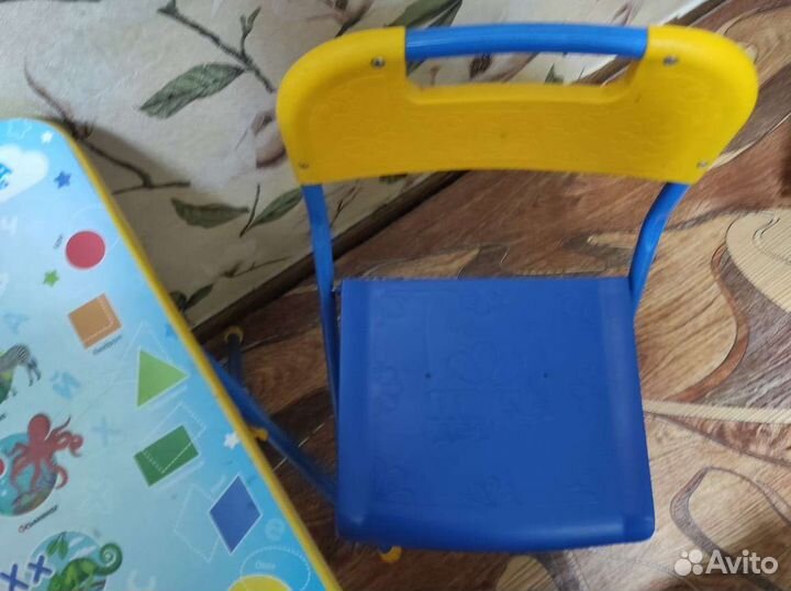 Столик и стул