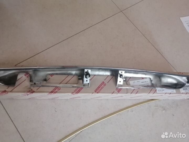 Хромированная накладка подсветки номера на Lexus