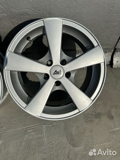Продам комплект литых дисков R15