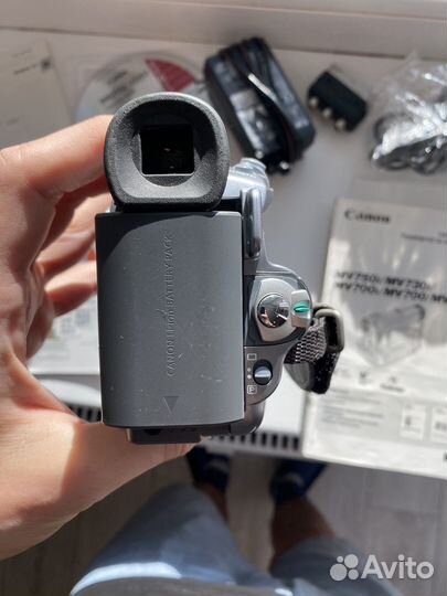 Видеокамера Canon MV750i