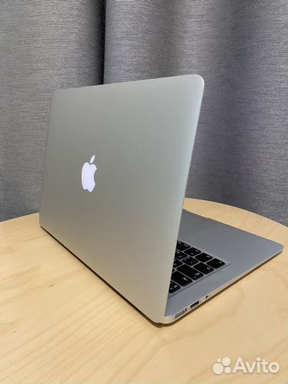 Apple MacBook Air 13 i5/ssd 256/4 новая батарейка