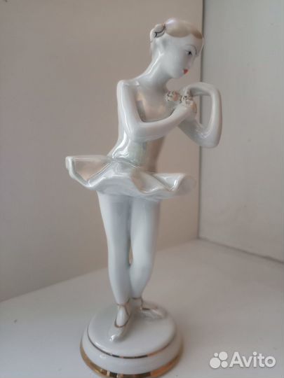 Фарфоровая статуэтка 