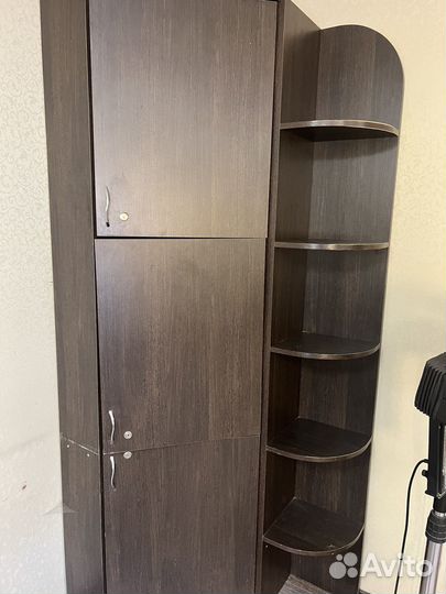 Шкафшкаф угловой с замками и боковыми полками