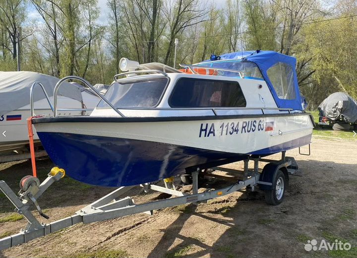 Каютный катер 