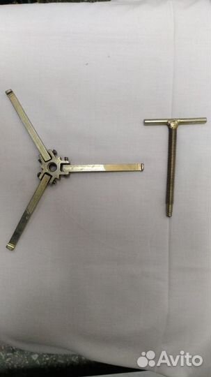 Съемник трехлапый с тонкими ножками