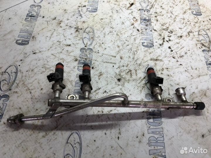 Рампа топливная в сборе с форсунками дв.1.6,8 клап