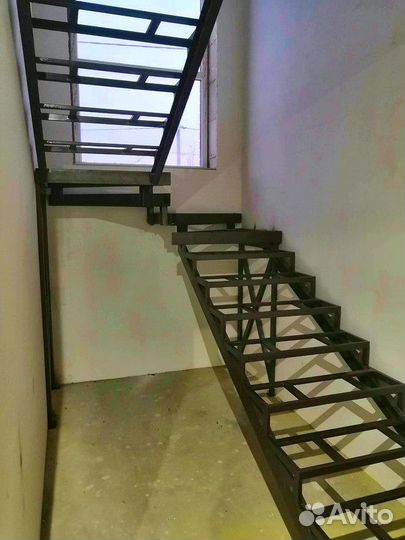 Лестница из металла / металлическая