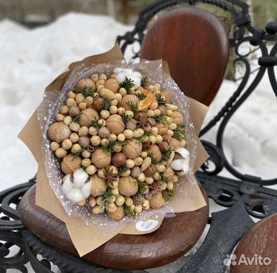 Букет из орехов