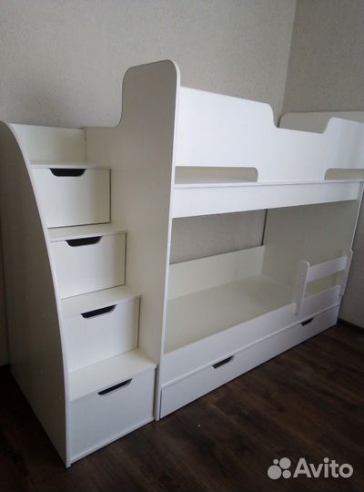 Двухъярусная кровать / двухэтажная кровать