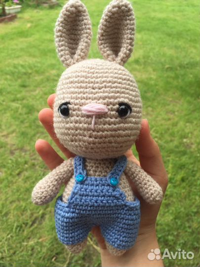 Зайка в комбинезоне вязаный