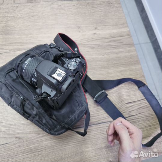 Зеркальный фотоаппарат Canon EOS250D