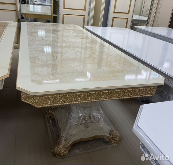 Стол и стулья