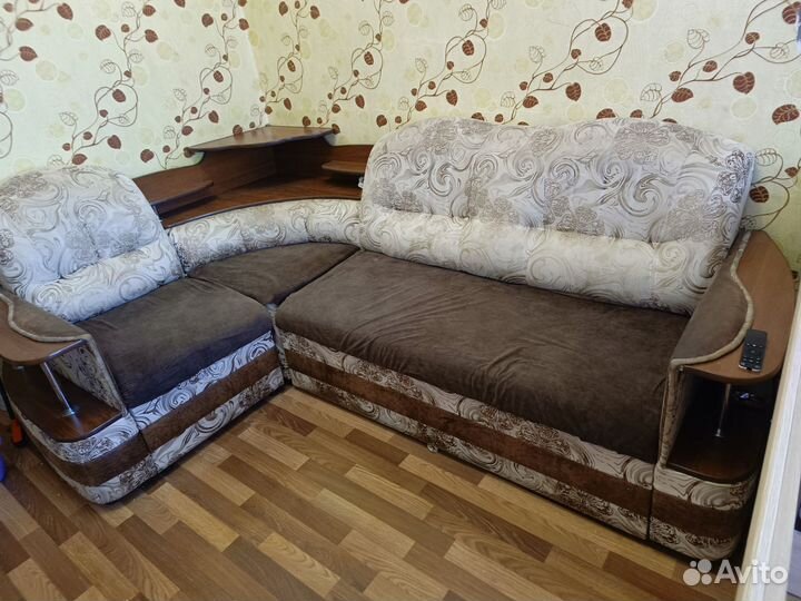 Угловой диван и кресло-ракушка