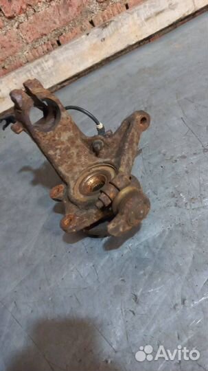 Кулак передний правый Peugeot 206 2001