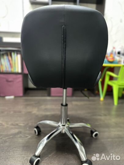 Стул на колесиках (новый)