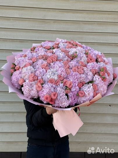 Гортензии и кустовые розы