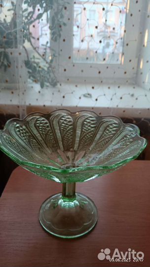 Ваза для фруктов на ножке цветное стекло СССР