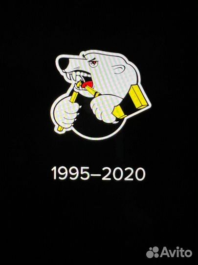 Значок и запонки с символикой команды 