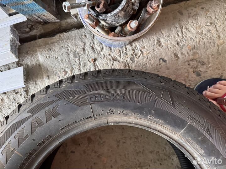 Bridgestone Blizzak DM-V2 235/65 R18 106S