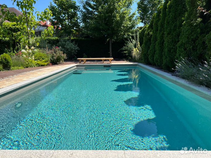 Бассейн с парящими лестницами из камня