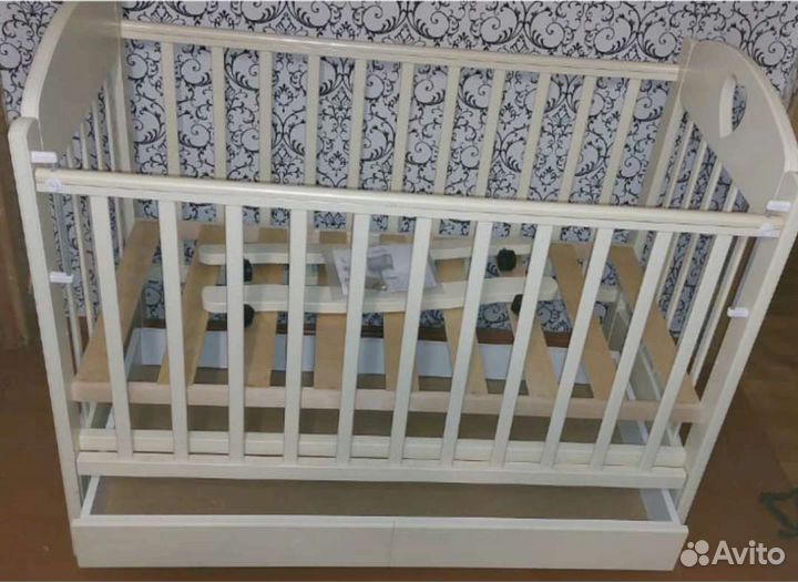 Детская кроватка с маятником