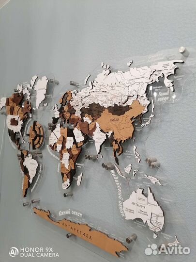 Многоуровневая карта мира с неоновой подсветкой