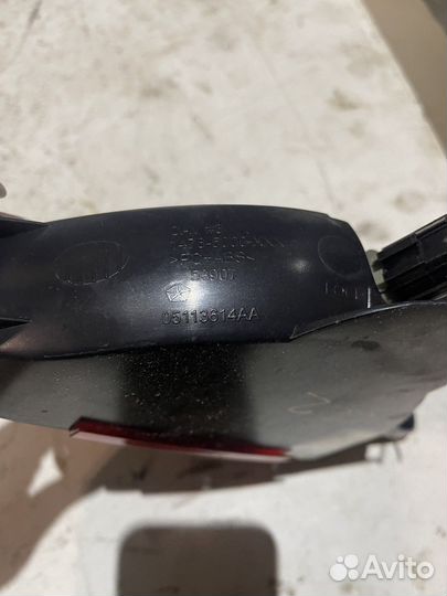 Фонарь крышки багажника додж стратус 2001+