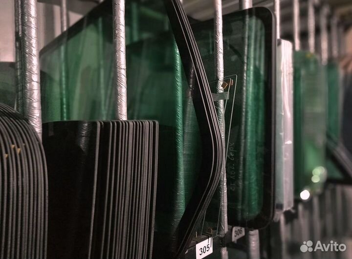 Стекло дверное левое экскаватор-погрузчик Runmax S